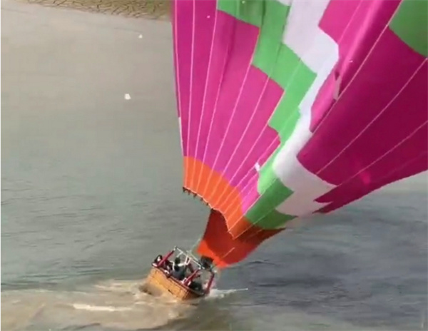 贵州景区热气球忽然失控 7名游客坠落水库