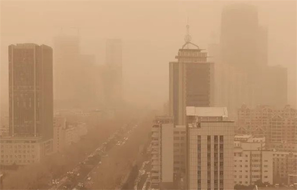 北方最大规模沙尘到来 长春下泥北京下土