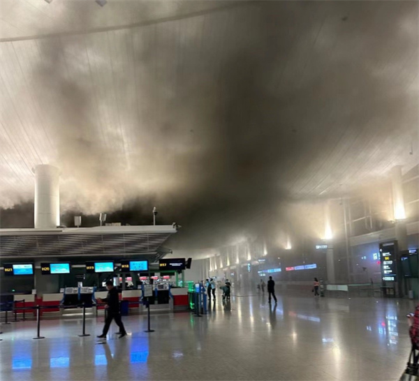杭州萧山机场夜间冒烟 机场回应航班已结束无人受困
