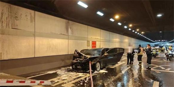 南京玄武湖隧道车辆突发自燃 消防、交警火速赶往施救
