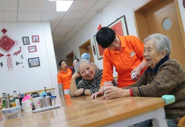 在社区怎么照顾老人和提供养老服务 上海人大监督调研