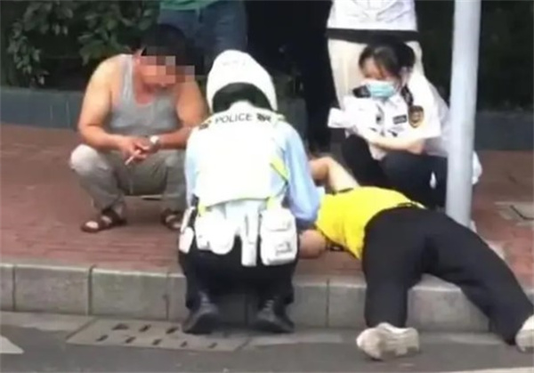 上海外卖骑手被交警追车后导致死亡 警方辟谣是谣言