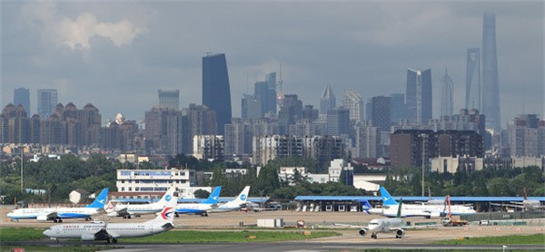暑运前半程民航市场爆火，上海两机场旅客吞吐量增近四倍