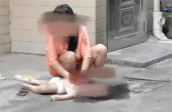 两岁幼童被父亲从楼上扔下