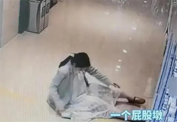 重庆一名怀孕7个月孕妇突然晕倒 身旁无家人陪同