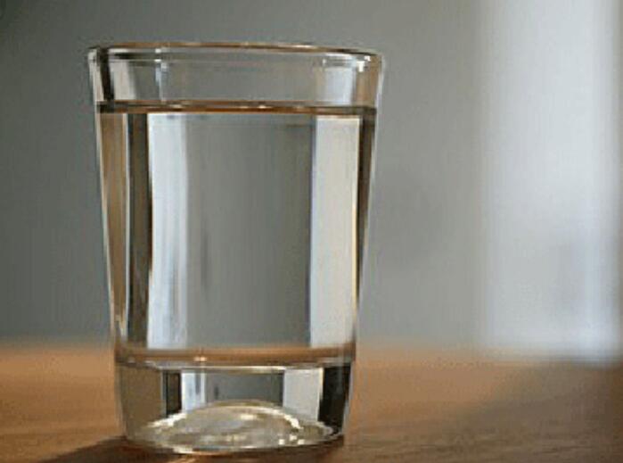 酒店瓶装水被扎小孔 看完你还敢喝酒店的水吗？